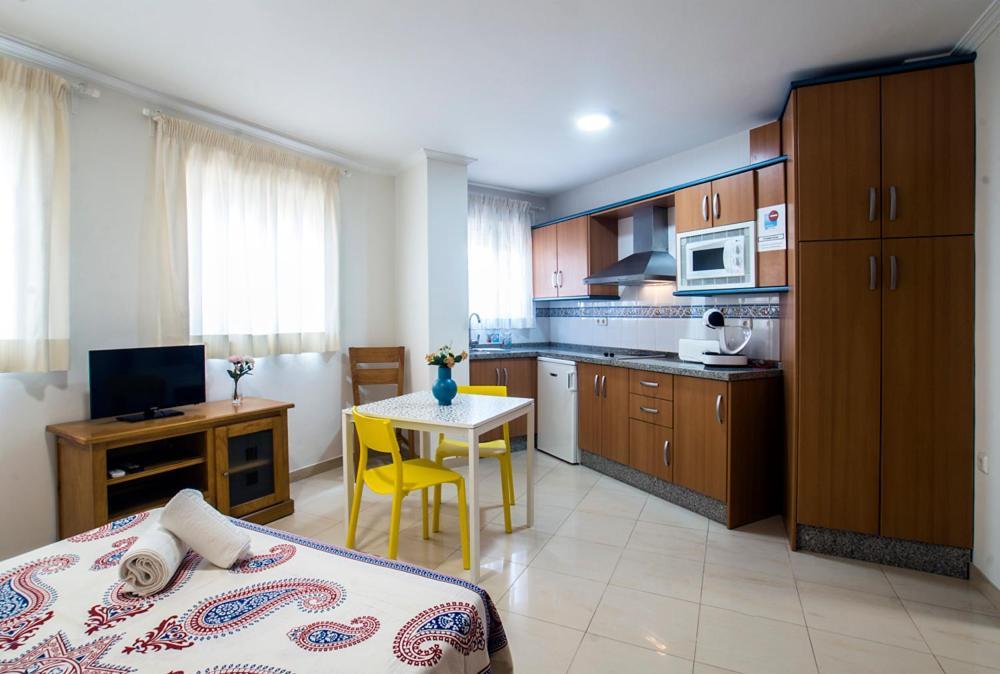 Apartamentos Amat - Only Adult - Playa El Bajondillo Торремолінос Екстер'єр фото