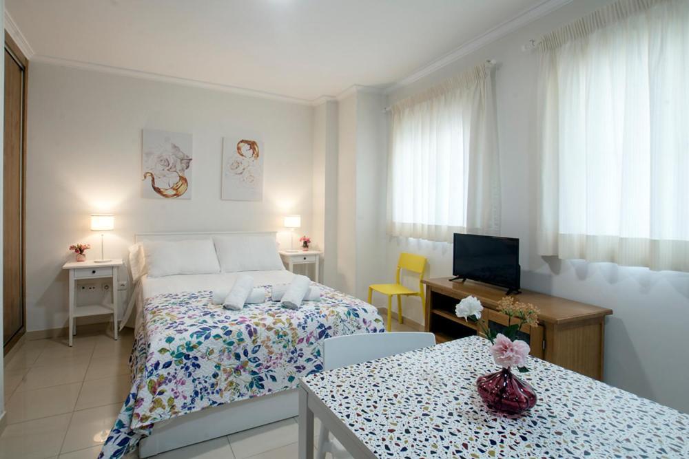 Apartamentos Amat - Only Adult - Playa El Bajondillo Торремолінос Екстер'єр фото