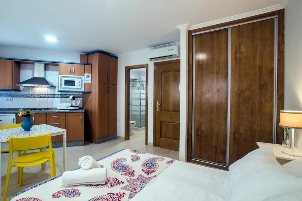 Apartamentos Amat - Only Adult - Playa El Bajondillo Торремолінос Екстер'єр фото